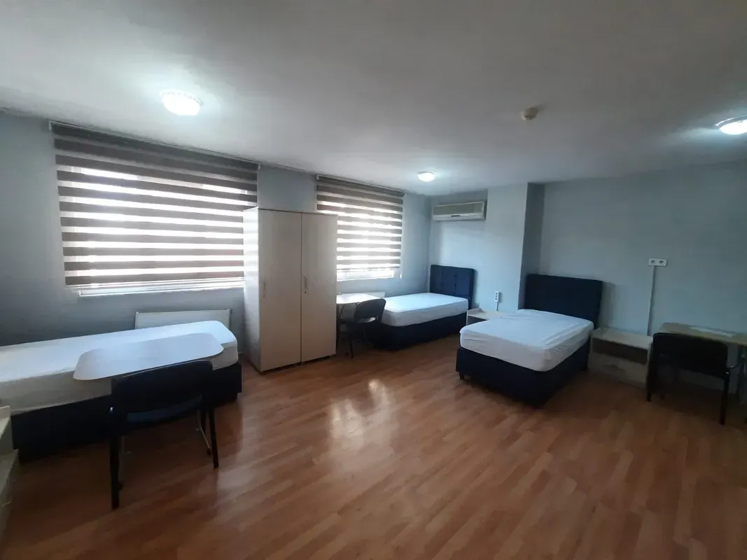 Comfortable single room with single bed and wardrobe in Seyrantepe residence