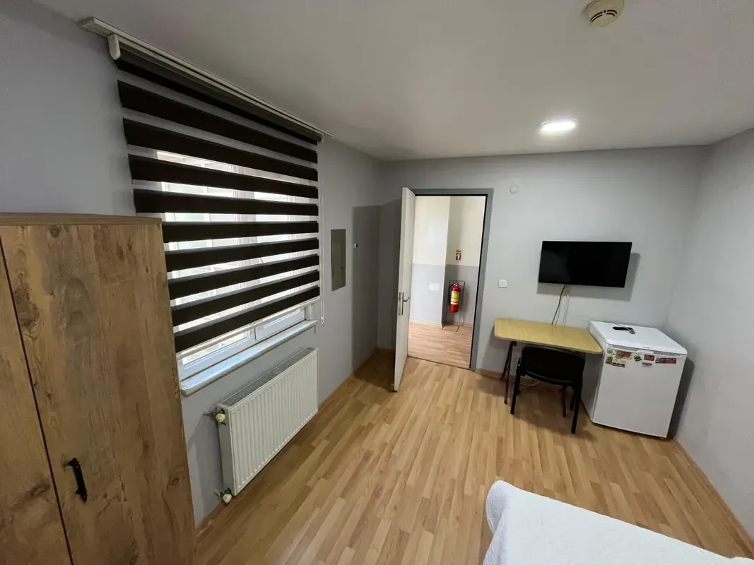 Double room with two separate beds and excellent lighting in Seyrantepe residence