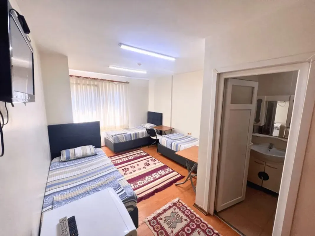 Spacious triple room accommodating three people with complete furniture in Vatan residence